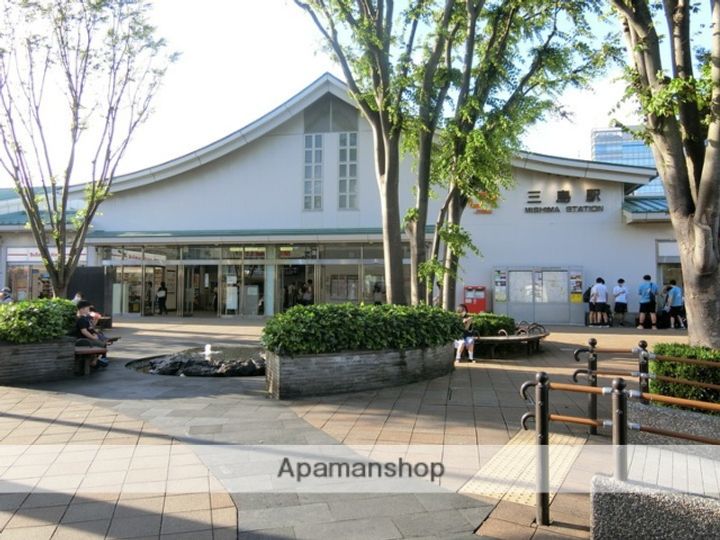 メゾンカルフール303の周辺