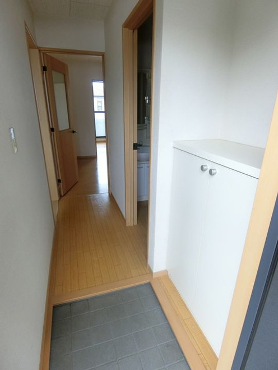 コーポリリーⅢ202の玄関