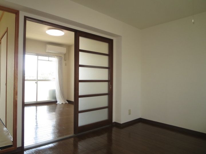 静岡県三島市松本の賃貸アパートの居間