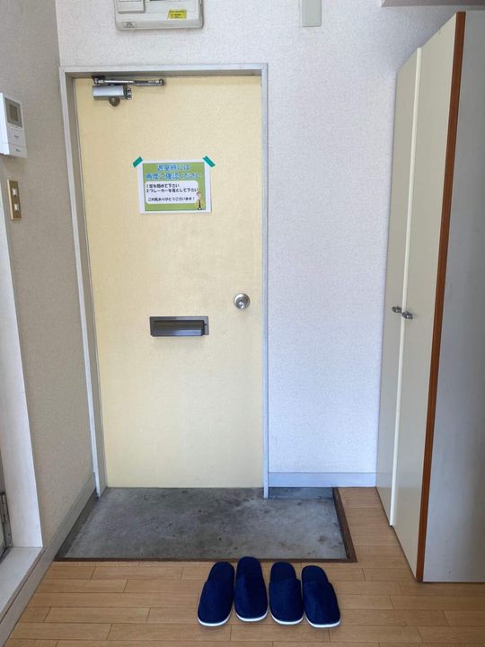 静岡県三島市富田町の賃貸アパートの玄関
