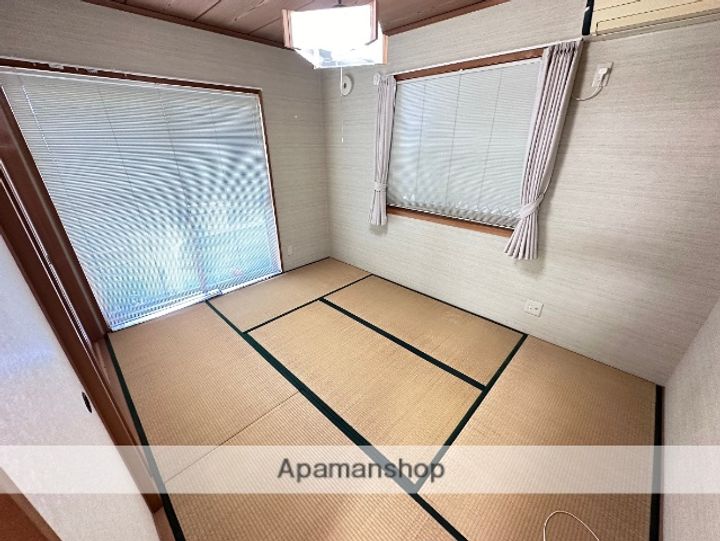 コーラル庄栄1Fの内装