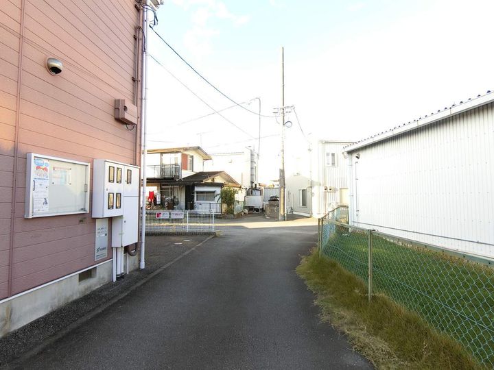 クレストールすずきの周辺