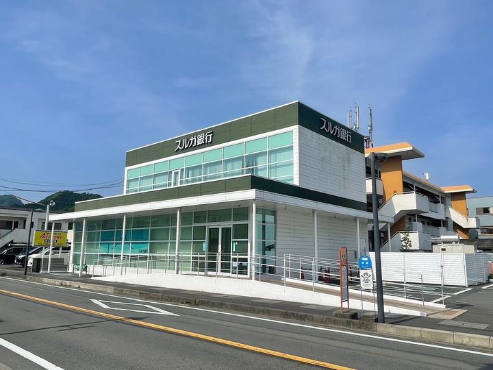 カルフールAの周辺