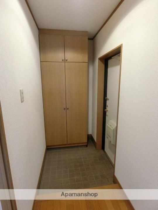 ロイヤルカーサ関野の玄関