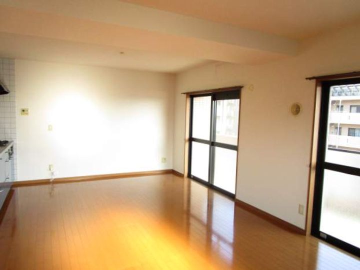 ガーデンヒルズ アザレアの居間