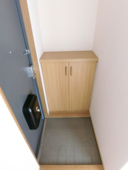 オギタハウス201の玄関