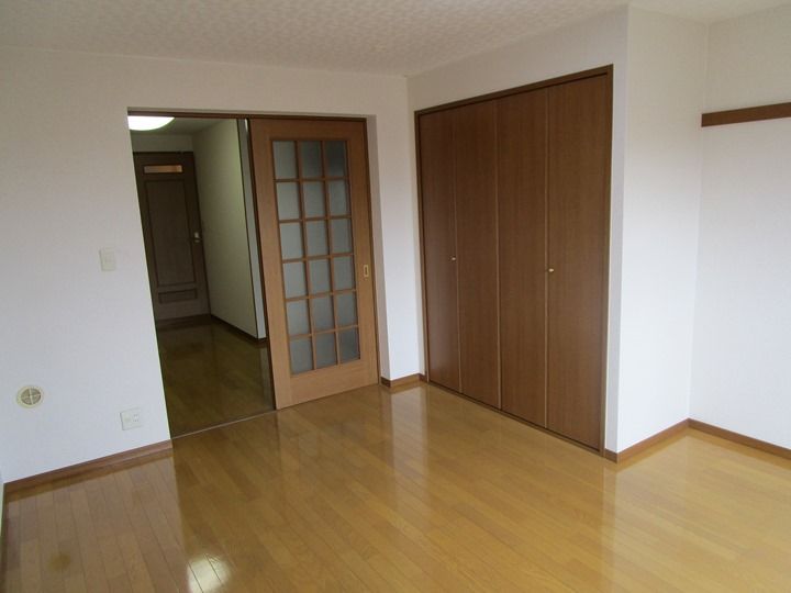 静岡県沼津市岡宮の賃貸マンション102の居間