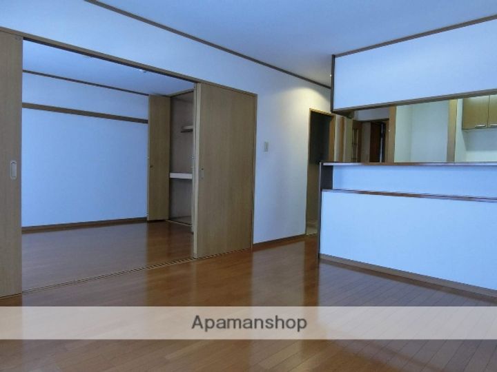 ロイヤルカーサ関野305の居間