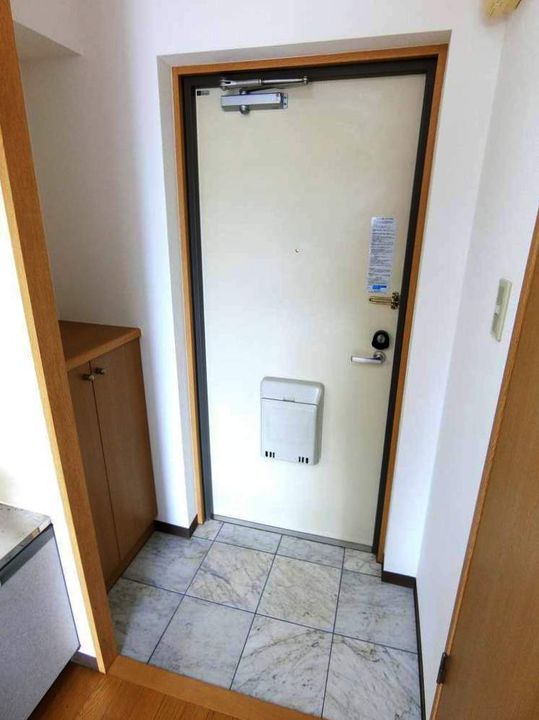 静岡県駿東郡長泉町竹原の賃貸マンションの玄関