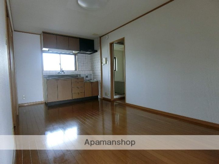 ロイヤルパレス徳倉202の居間