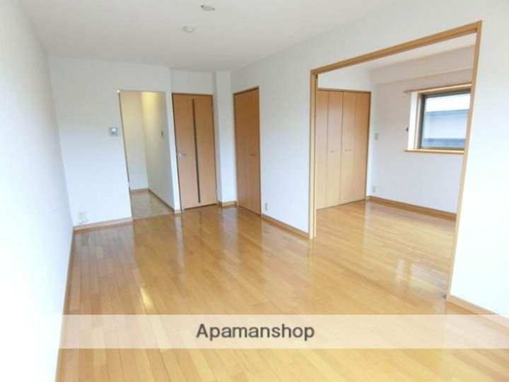 静岡県沼津市下河原町2丁目の賃貸マンションの居間