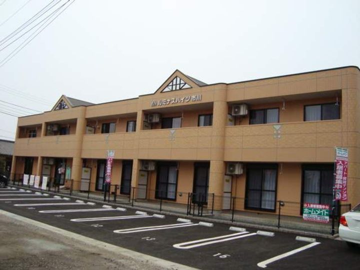 ルミナスハイツ市川の外観