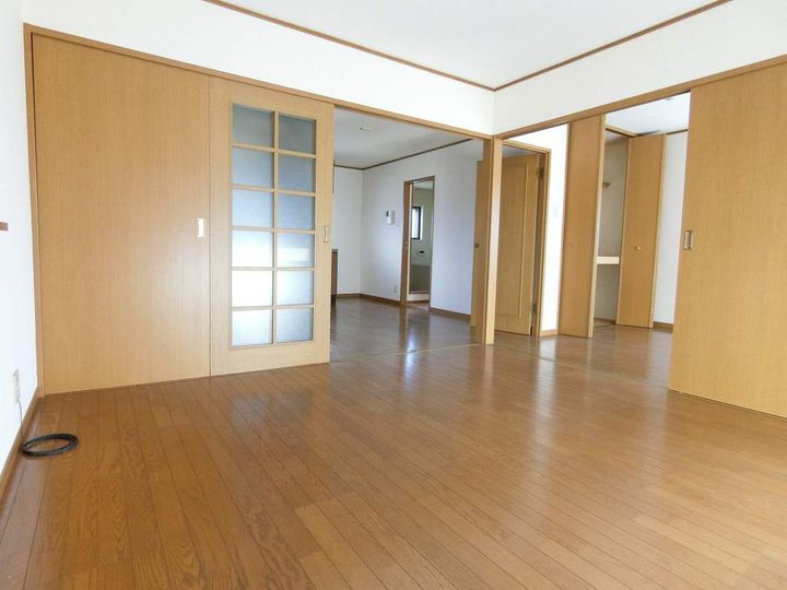 ロイヤルパレス平沢の居間