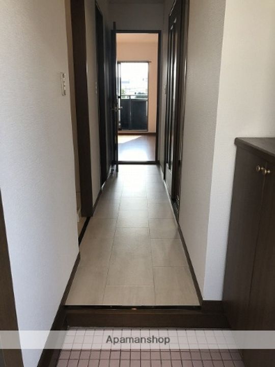 静岡県焼津市西小川1丁目の賃貸アパートの玄関