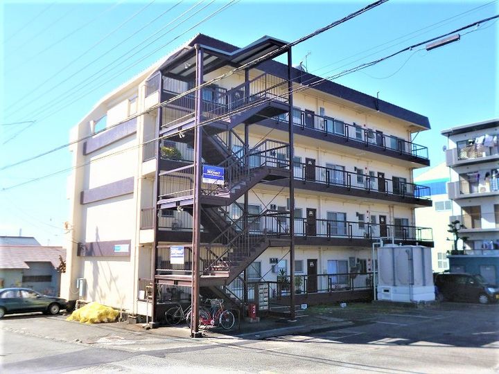 鈴木マンション102の外観