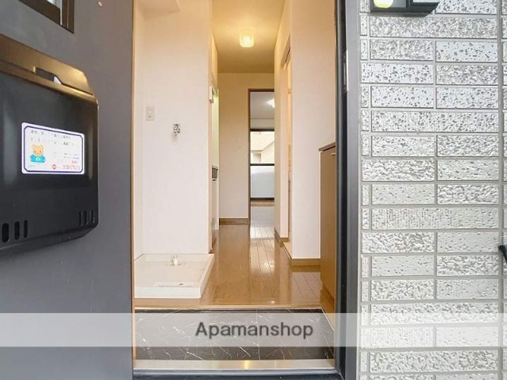 コーラル三園106の玄関