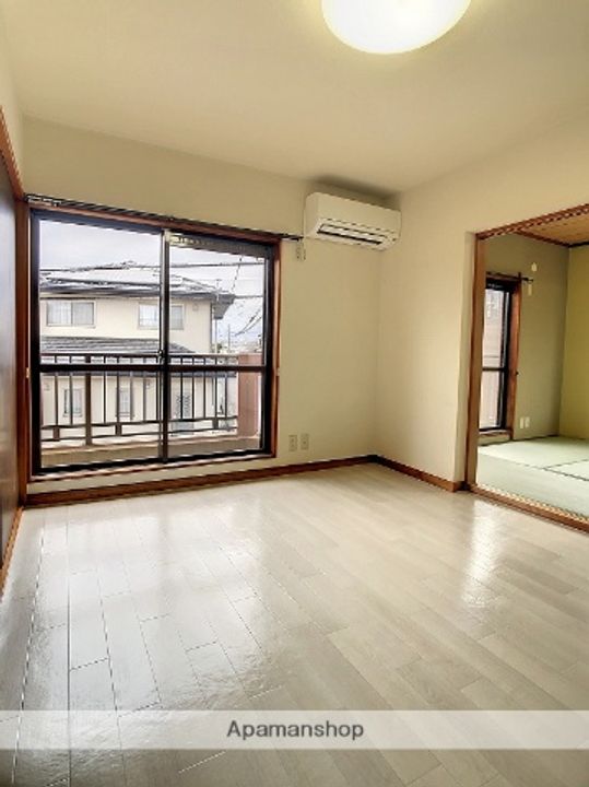 ソワサント三室2-Eの居間