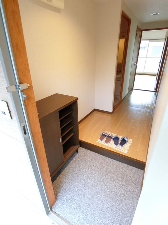 SURPLUSカーサ・フローレの玄関