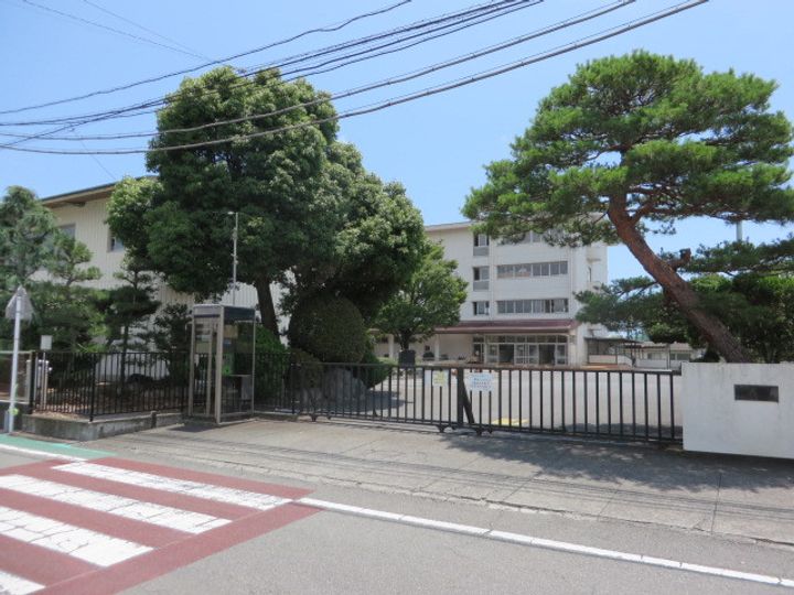 グローリアスの周辺