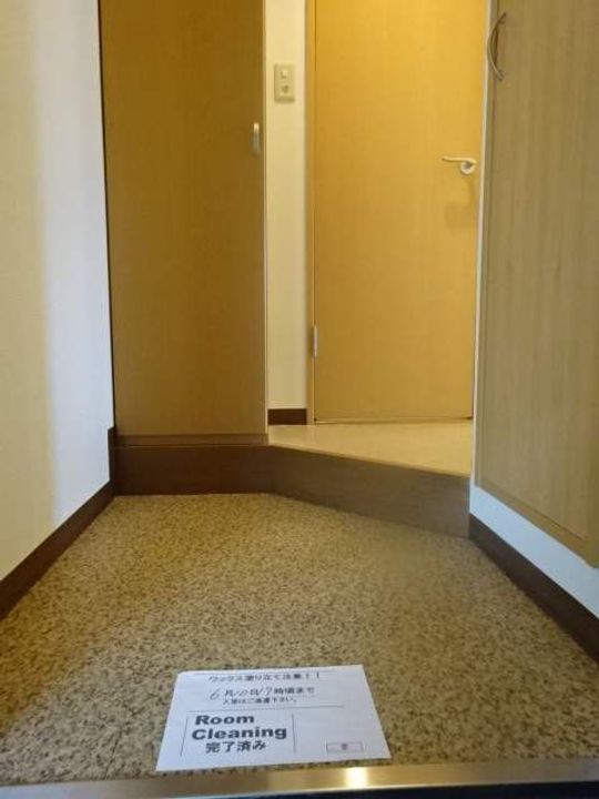 サンライフ鴨江の玄関