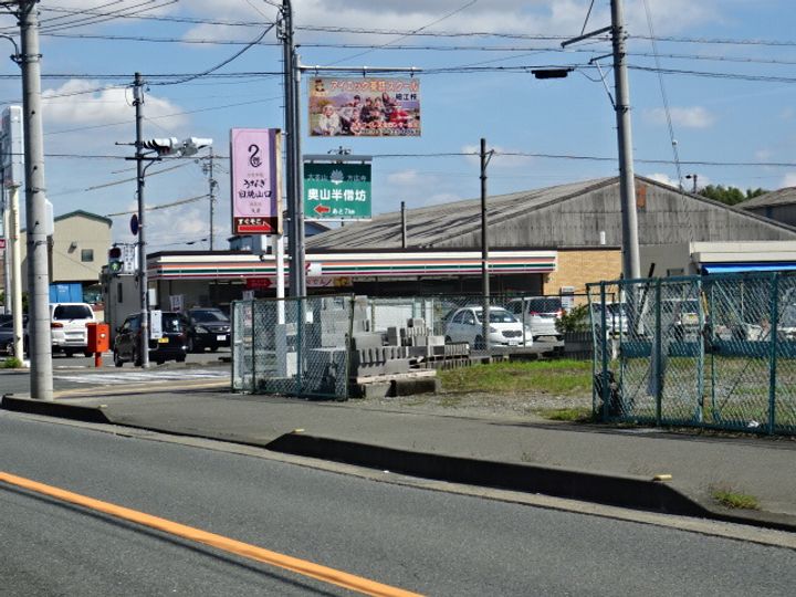 アンビシャスの周辺