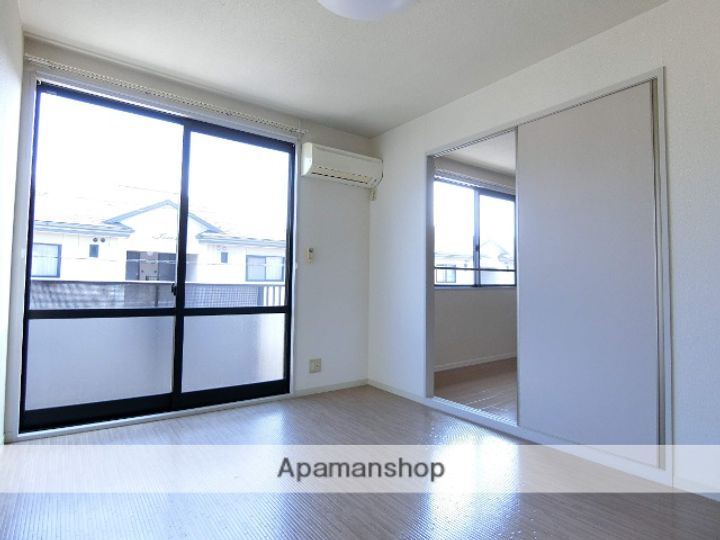 オーシャンヒルズA201の居間