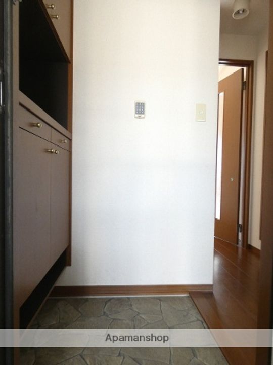 リビングタウン明ヶ島Bの玄関