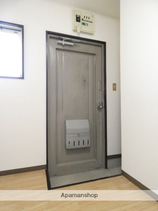 栄マンションの玄関