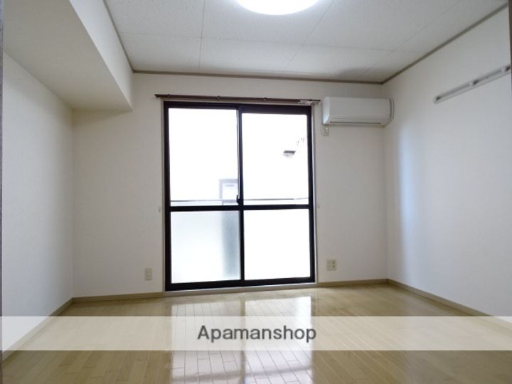 ヴィラ梅小路Bの居間