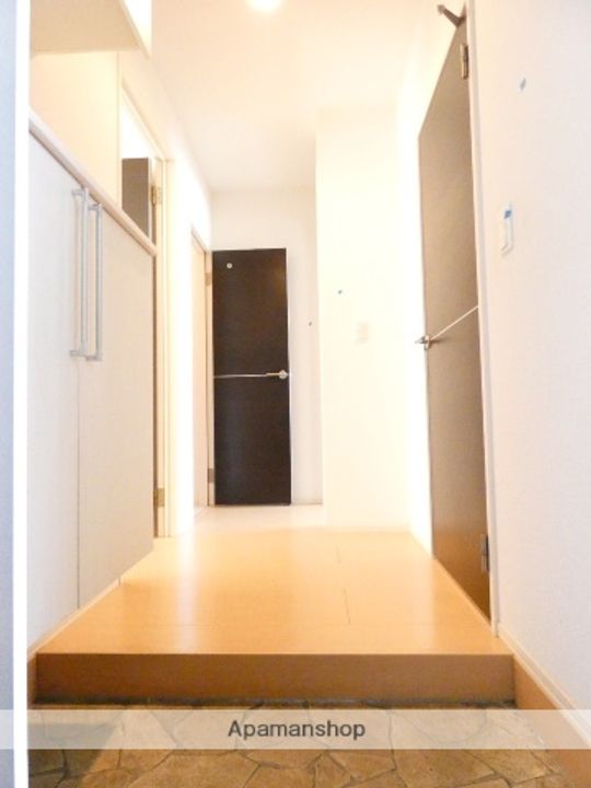 ロイヤルガーデン染地台Aの玄関