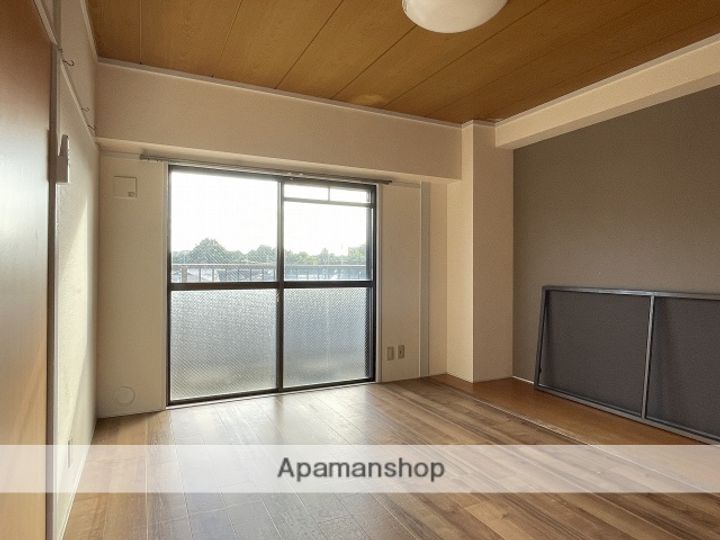 田内マンションの居間