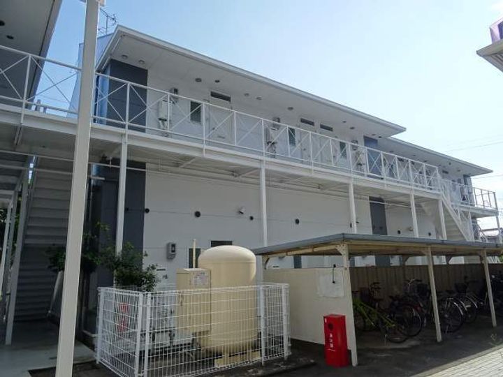 フローラ泉町Eの外観