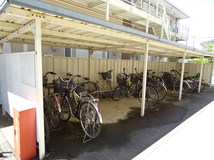 フローラ泉町Eの外観