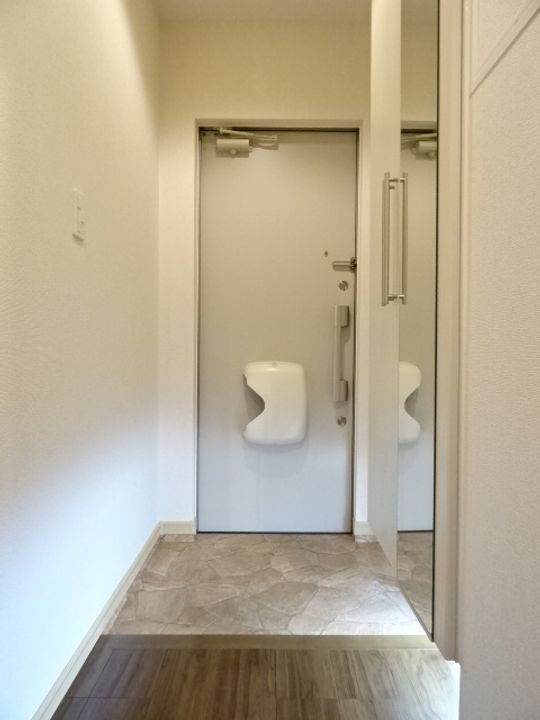 プラシードAの玄関