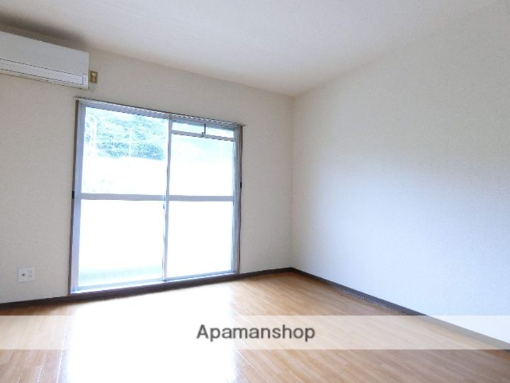 ハイツ石塚掛川Aの居間