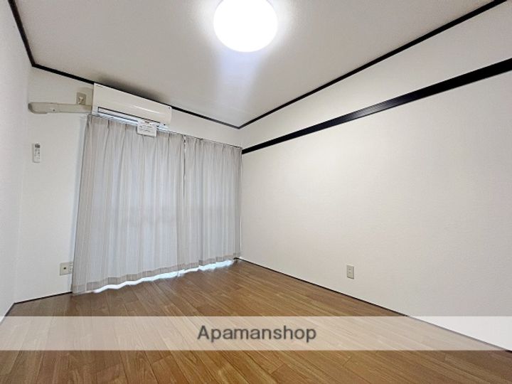 ハイツスルガの居間