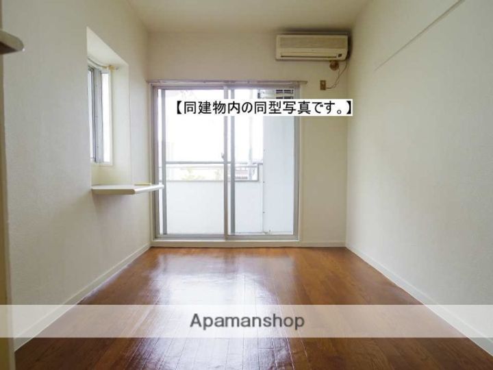 カレッジタウンウィング117の居間