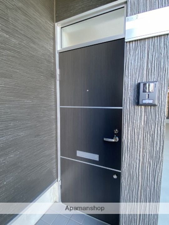 ガレージハウスコスモBの玄関