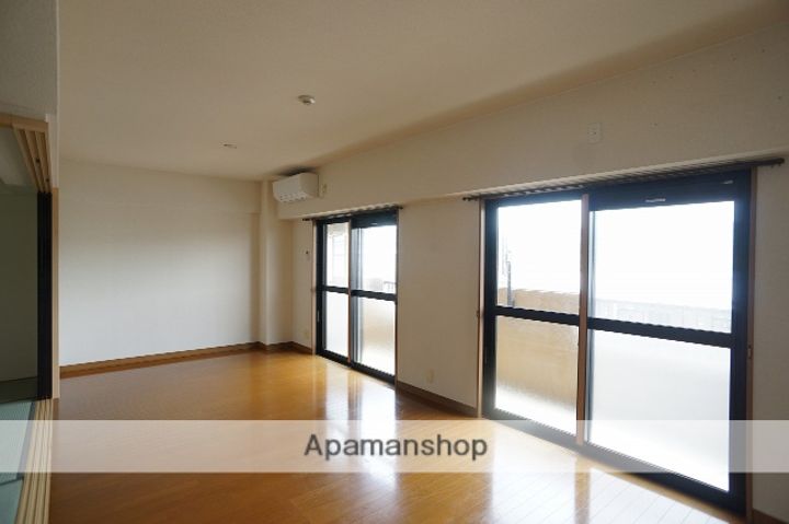 静岡県袋井市愛野東1丁目の賃貸マンションの居間