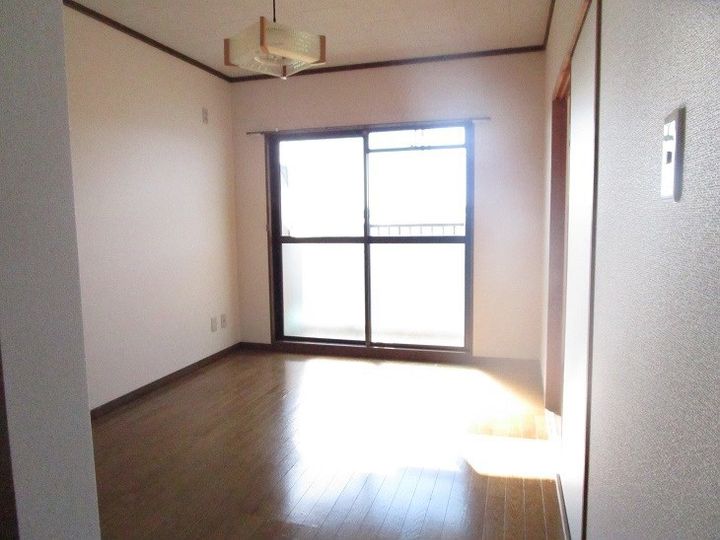 静岡県浜松市浜名区中瀬の賃貸マンション402の居間