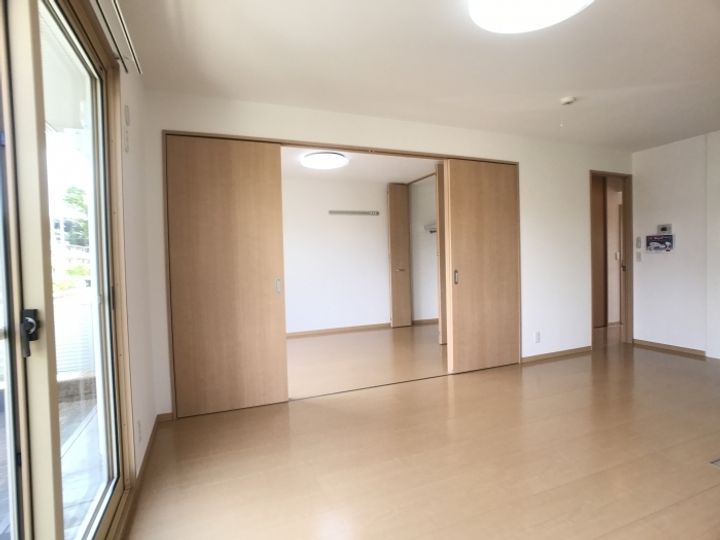 ロイヤルタウン染地台 Aの居間