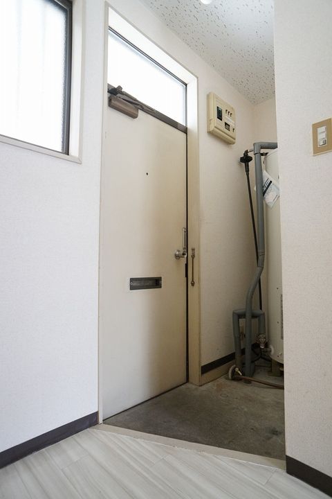 コーポラス・フジ105の玄関