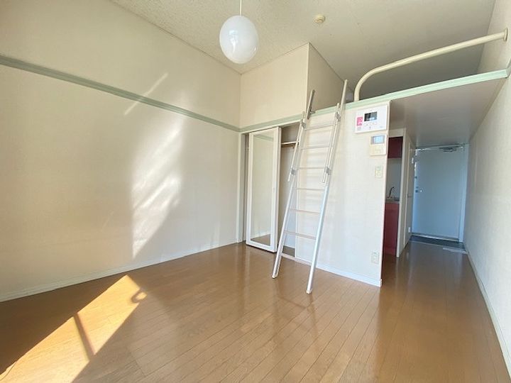 レオパレスネッスル小松の居間