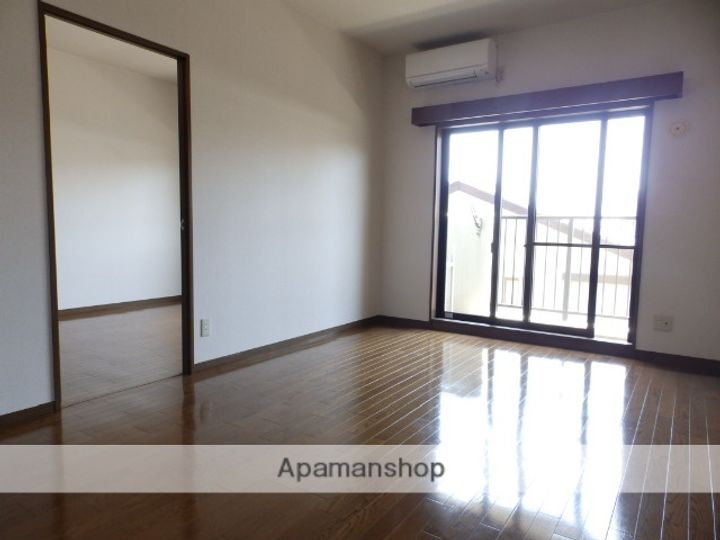 愛知県名古屋市千種区向陽町3丁目の賃貸マンションの居間