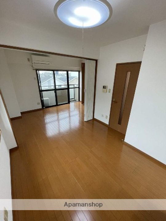 ヒルトップパレスの居間