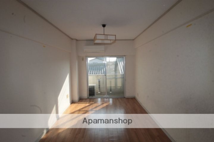 五大ビルの居間