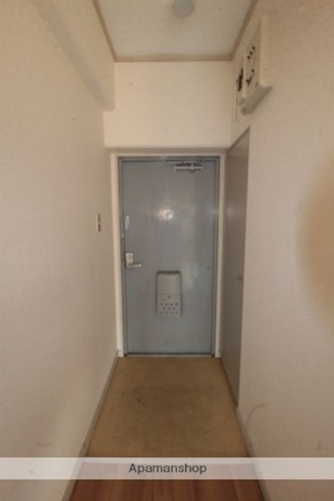 五大ビルの玄関