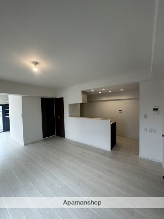 エンポリアム関の居間