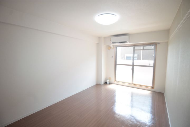 リヴィエール新の居間