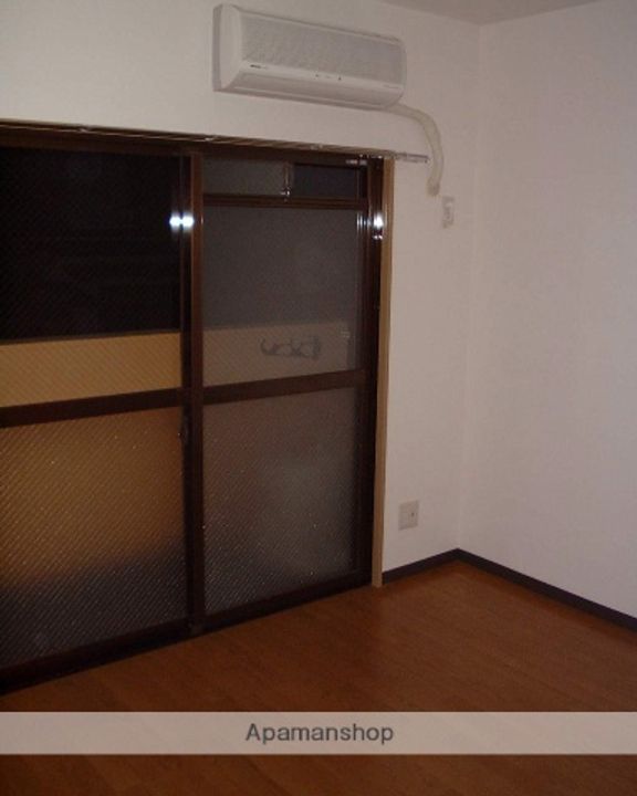 ヨシキ ビルの居間